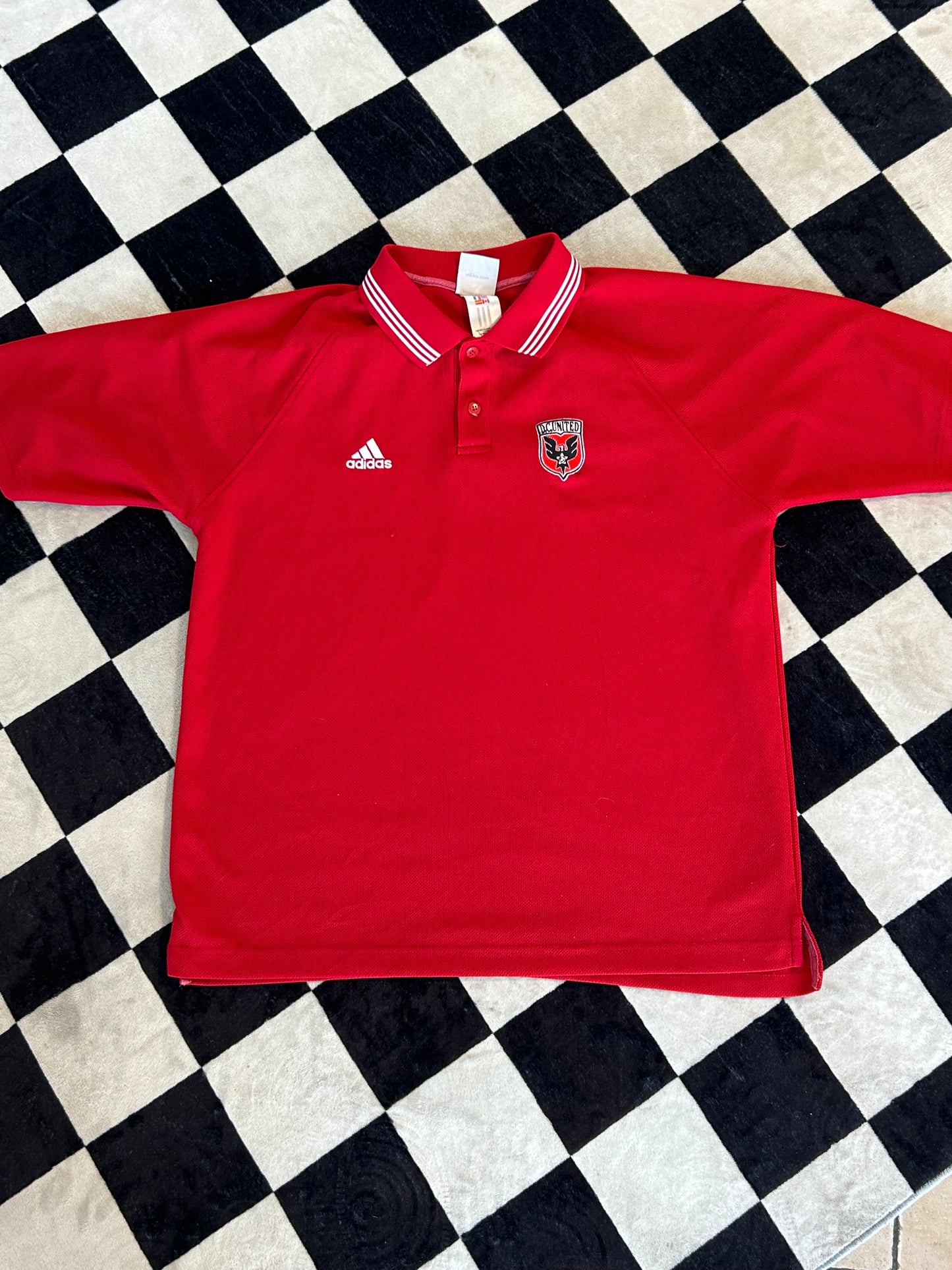 Playera Adidas cuello rojo