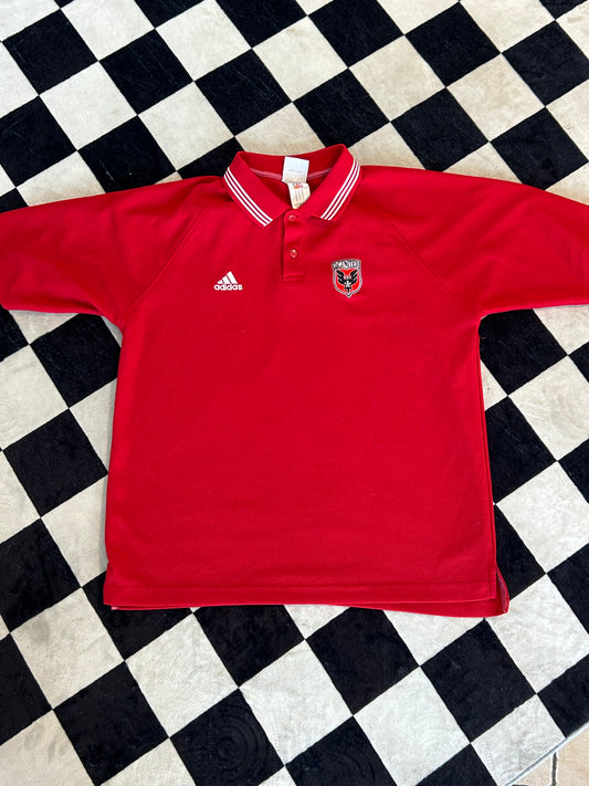Playera Adidas cuello rojo