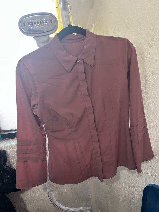Blusa de botones y cuello morado lila