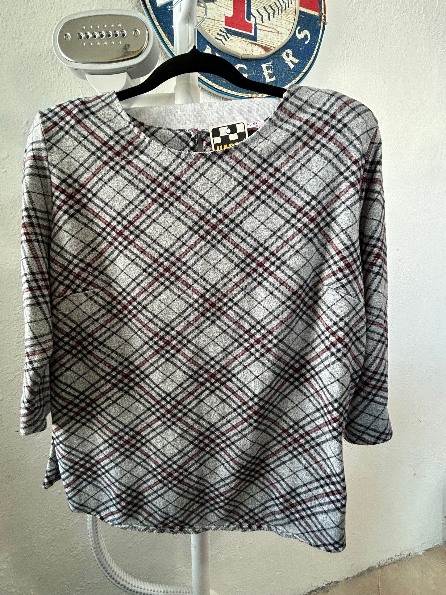 Blusa con botones en la espalda estampado cuadros y rayas