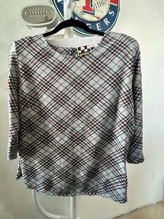 Blusa con botones en la espalda estampado cuadros y rayas