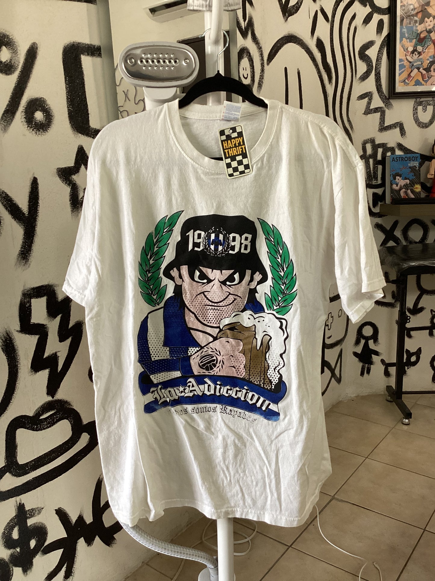 Playera blanca con imagen de rayados