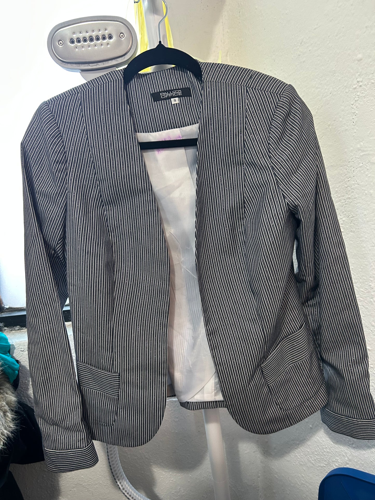 Blazer de rayas azul con blanco y destellos brillantes